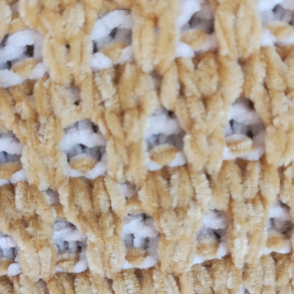 A throw - Picture 4 of 4